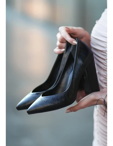 Needion - Adrix Siyah Cilt Topuklu Desenli Ayakkabı