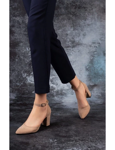 Needion - Merve BAŞ Ten Süet Yüksek  Kalın Topuk Kadın Klasik Topuklu Ayakkabı